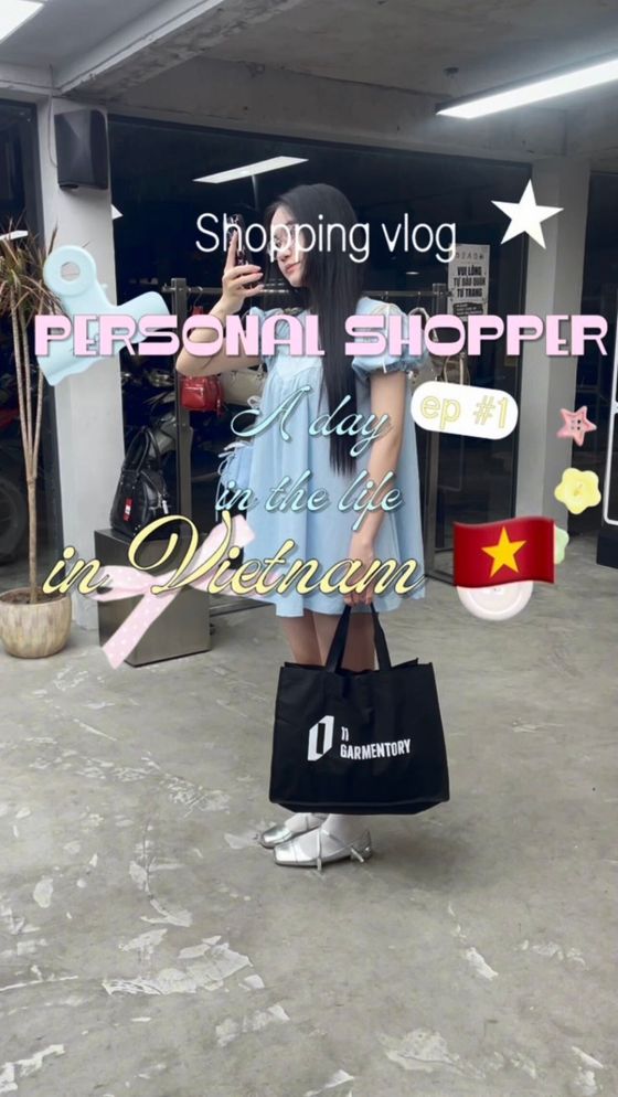 VI PICK personal shopper taking a mirror selfie while shopping in Vietnam